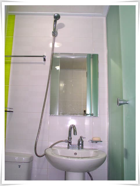 Pretty Shower Room with Exterior Window - 50,000 Won Deposit — photo 3 of 3