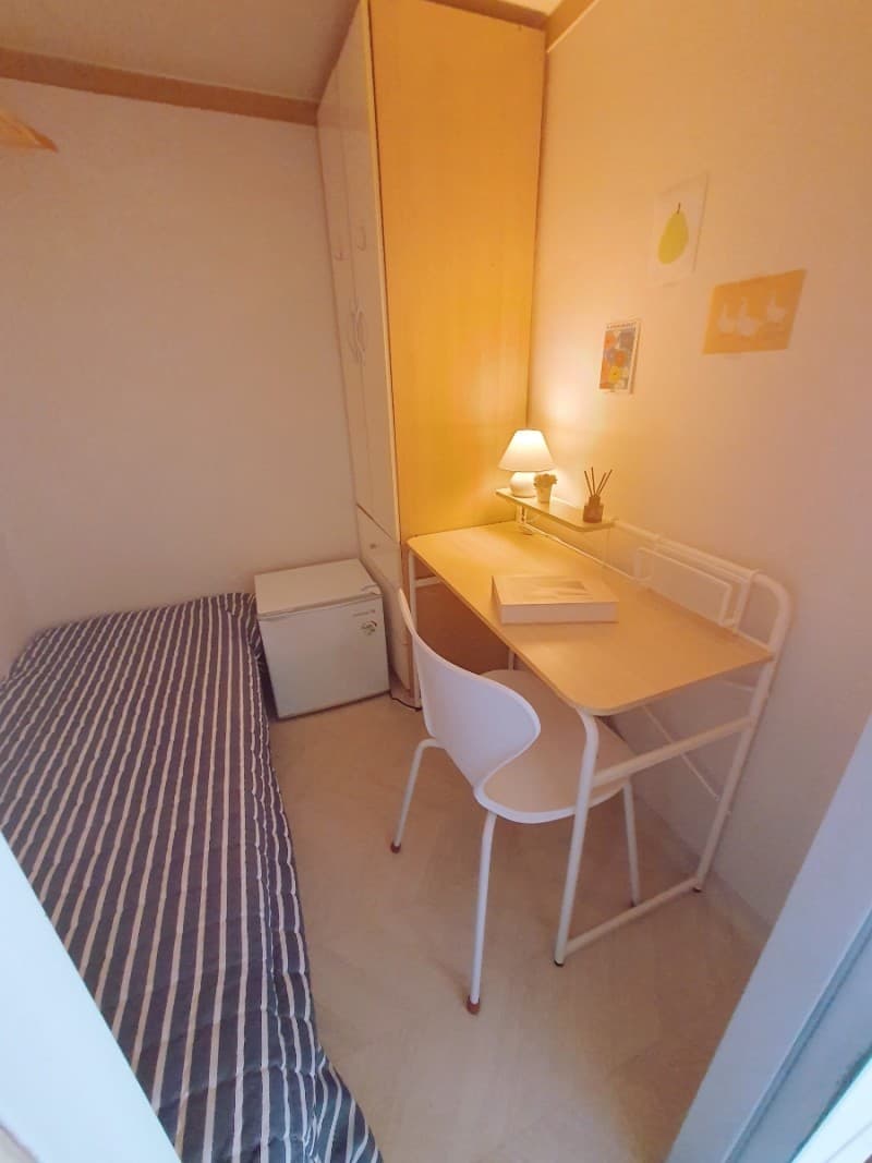 Mini Room C Exterior Window -- Deposit 30,000 Won — photo 3 of 3