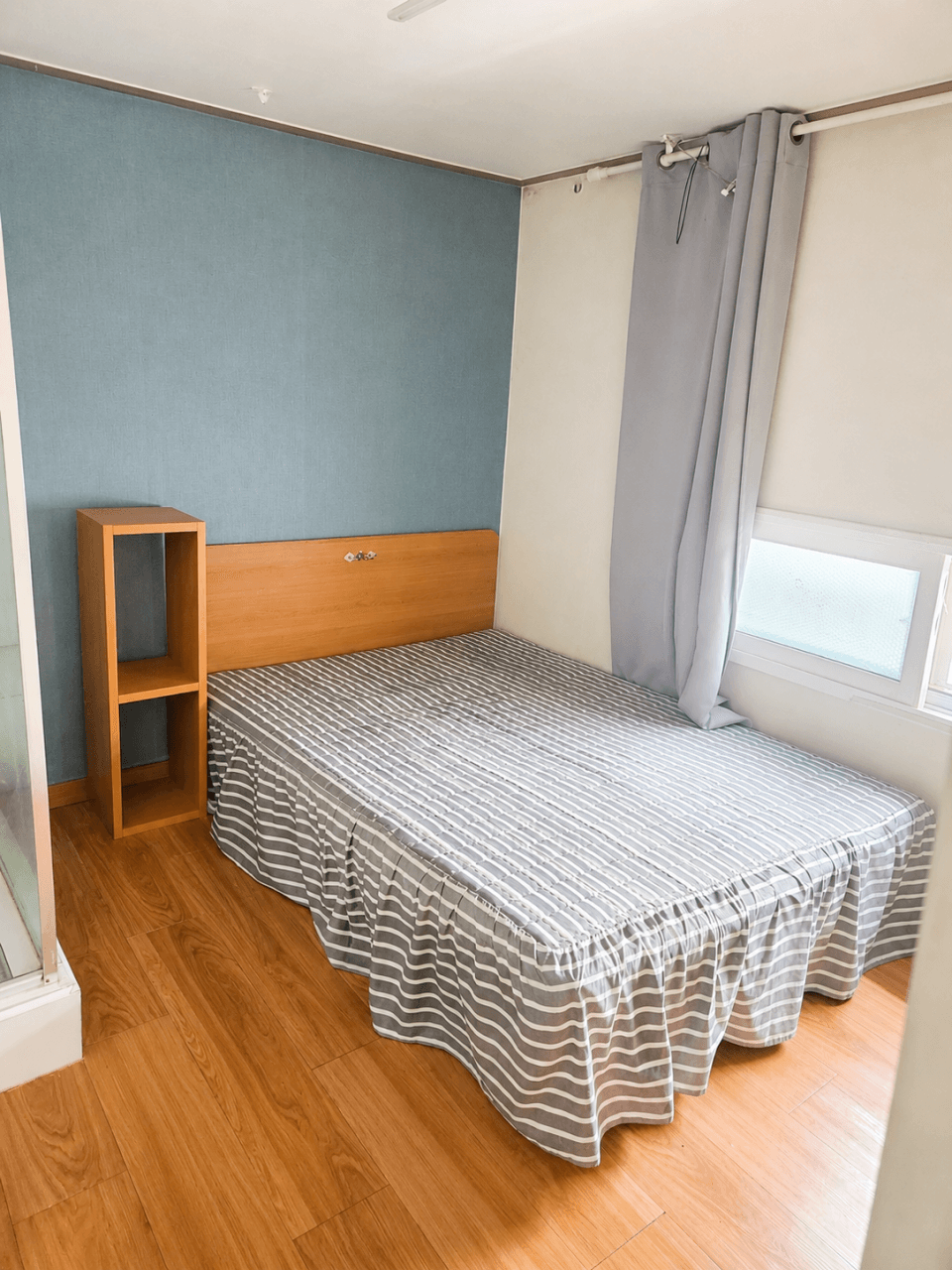 Large Room (Exterior Window Studio Type) - Deposit 100,000 Won — photo 1 of 4