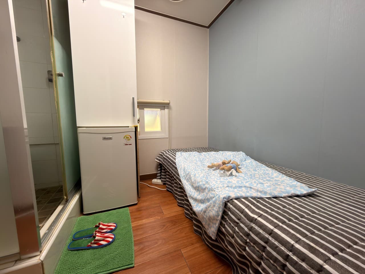 Standard Studio with Exterior Window (Deposit 50,000 KRW) — photo 1 of 5