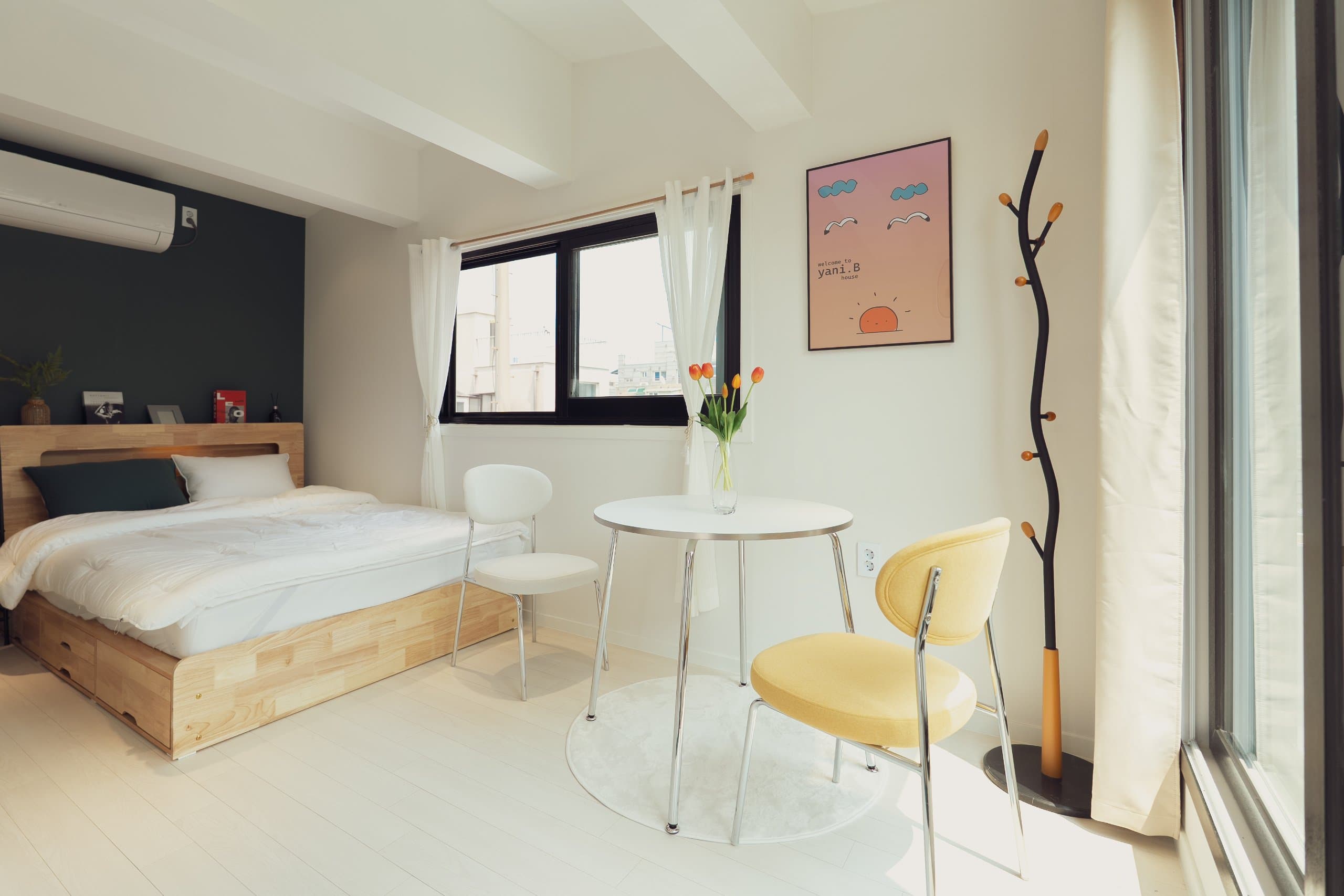 3-min walk from Mangwon Station / 1 min from Mangwon Market / Hongdae / Yonsei Univ / Sinchon / Ewha / Seongsu / Hapjeong / Hongik Univ / Sogang Univ