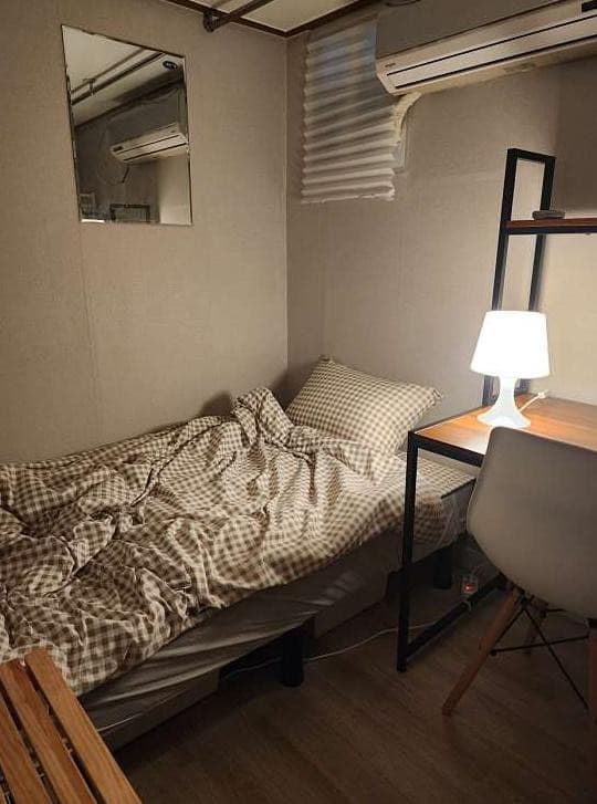 Mini Room Interior Window (Deposit 100,000 KRW) — photo 2 of 2