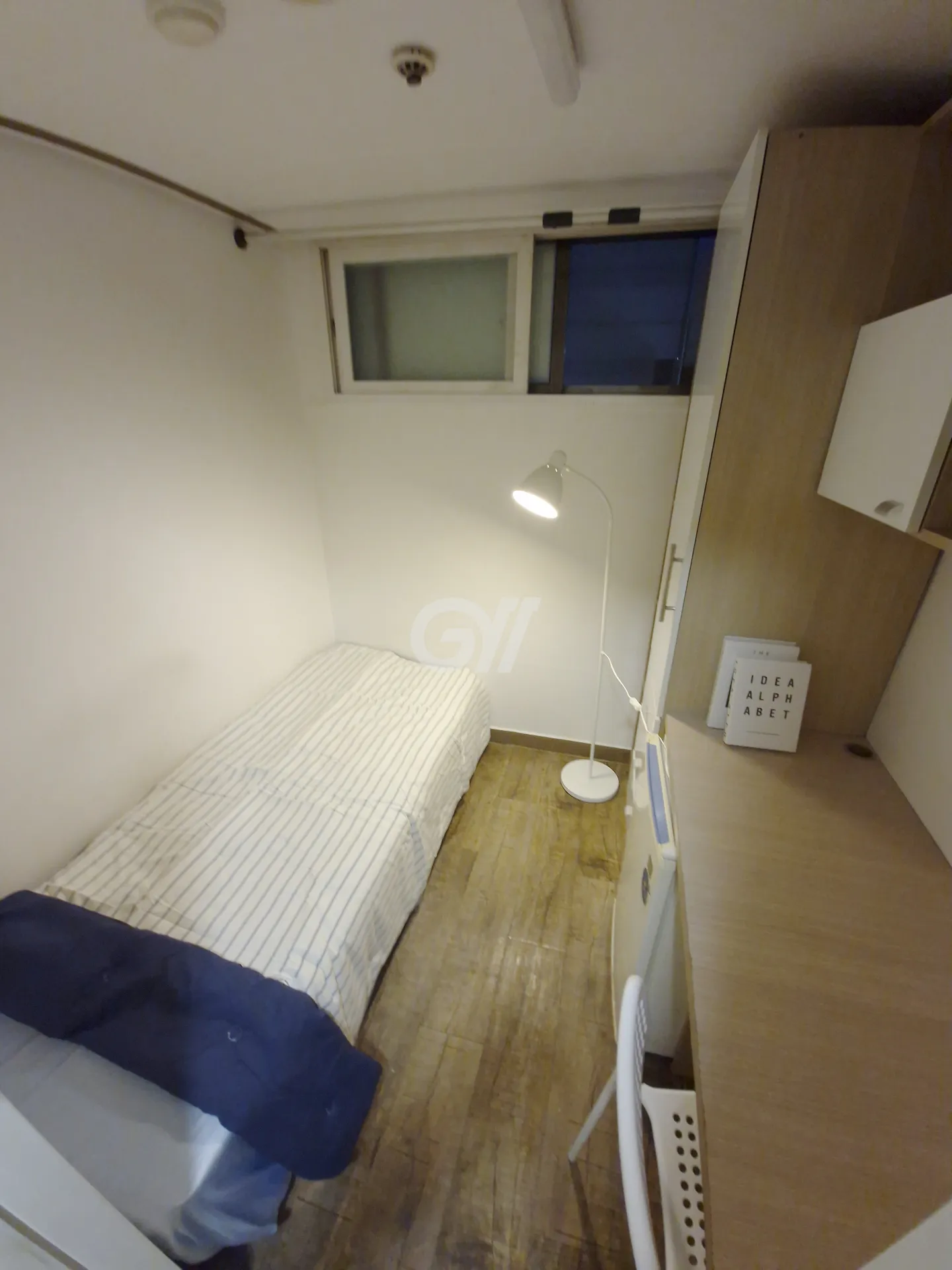 Mini Room with Exterior Window (Deposit 100,000 won) — photo 1 of 5