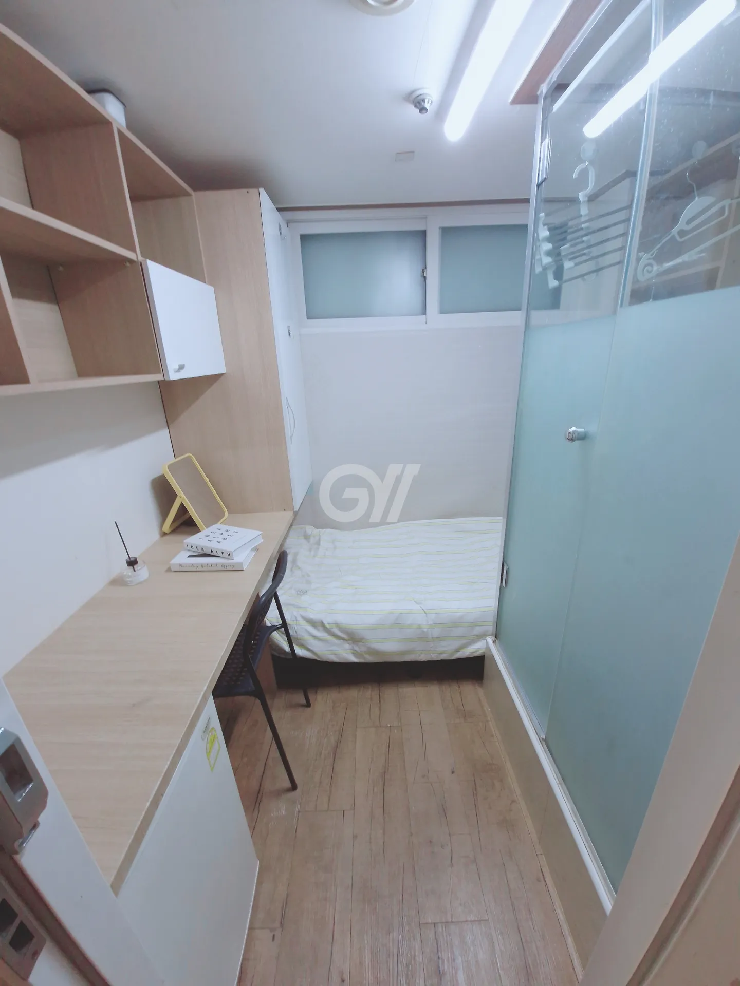 Shower Room Exterior Window (Deposit 100,000 KRW) — photo 2 of 5