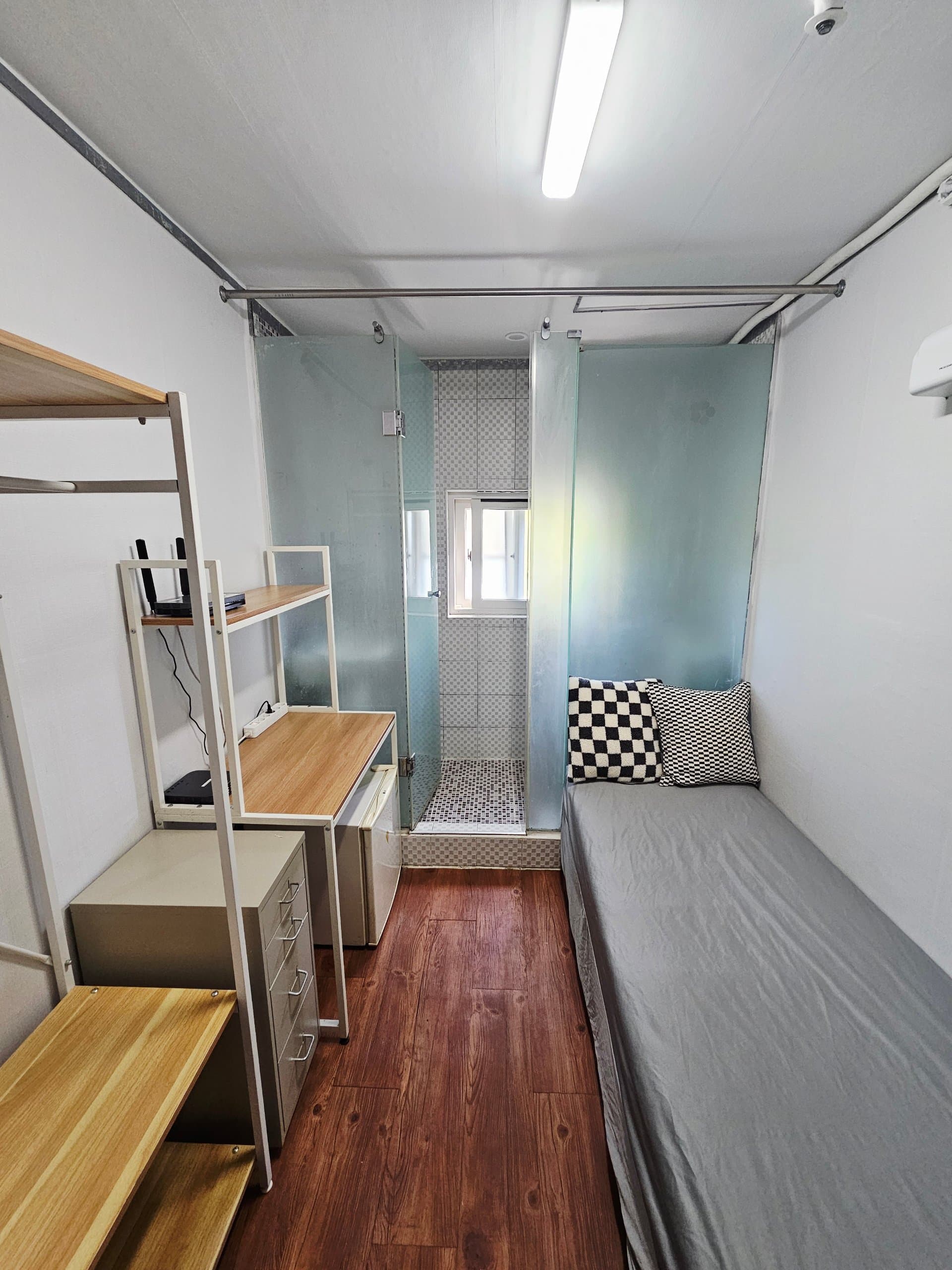 Room C — photo 1 of 7