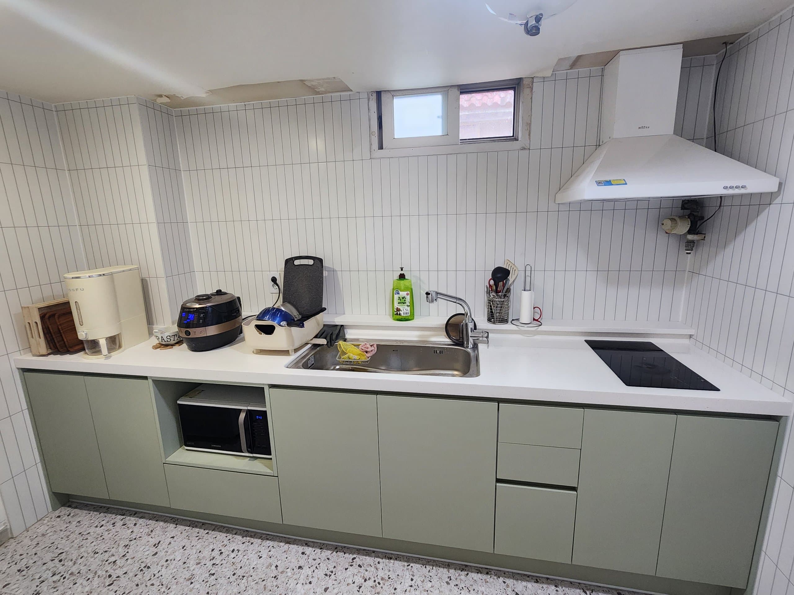 Single-Person Living Space in Yeonnam-dong near Hongik Univ. Station