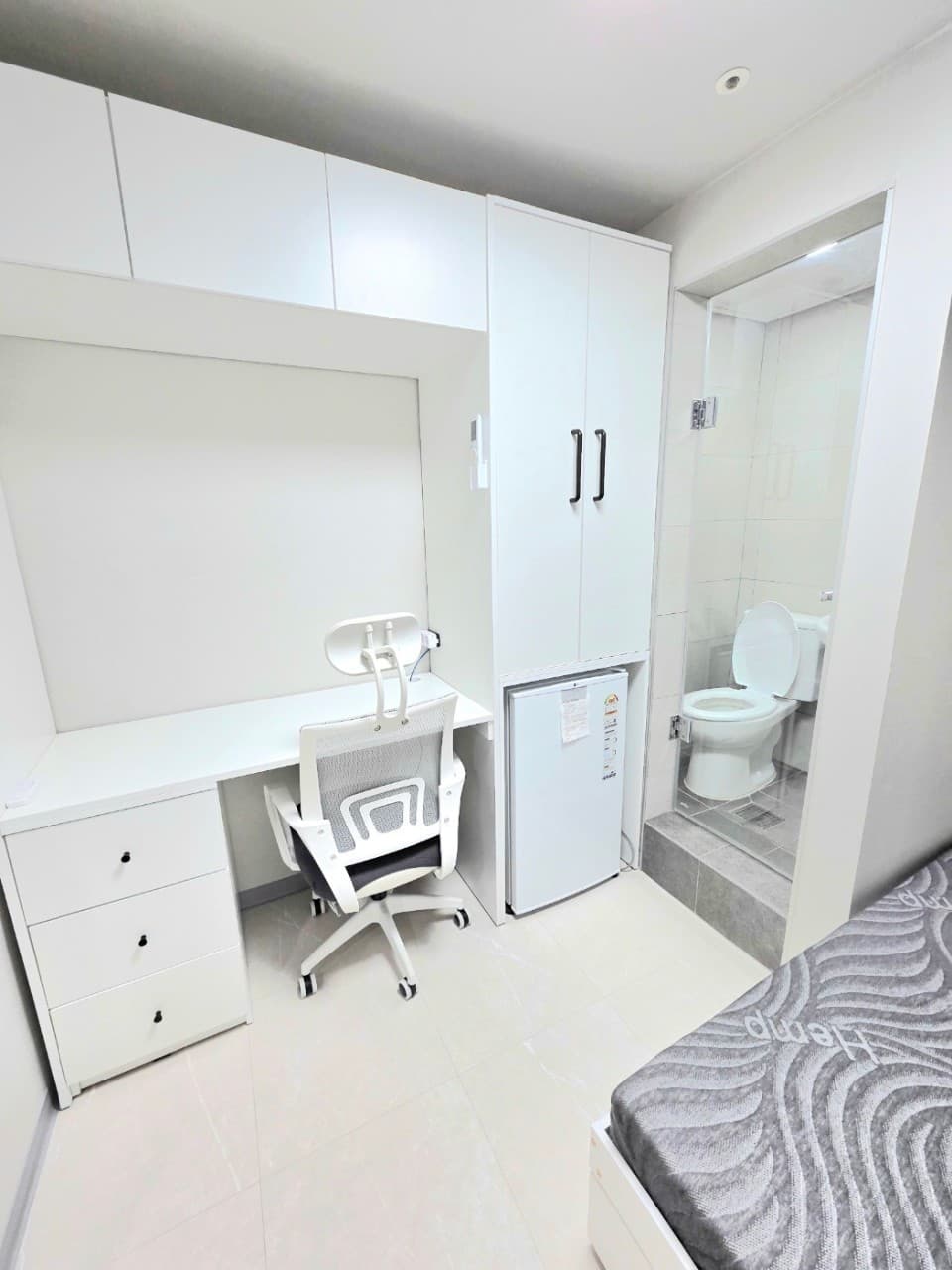 6th Floor Studio (Deposit 300,000 Won) — photo 2 of 6