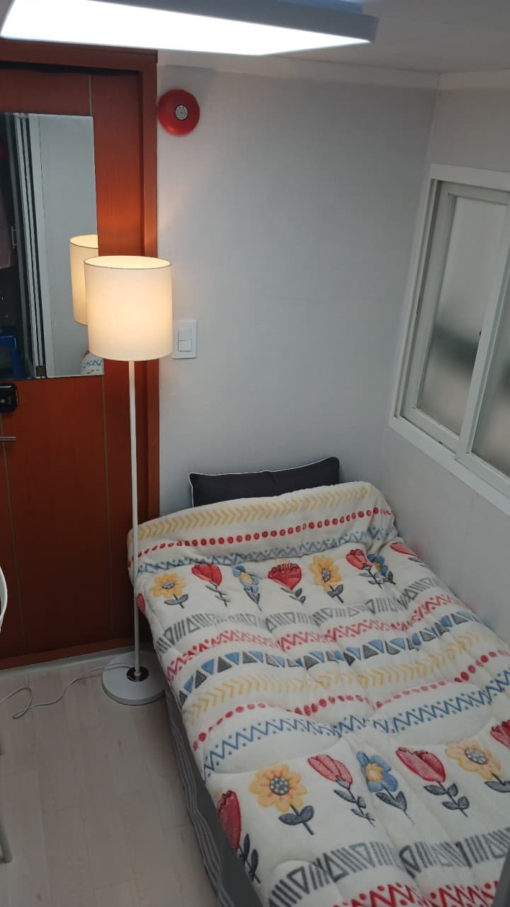 Shower Room with Exterior Window (Deposit 100,000 KRW) — photo 2 of 9