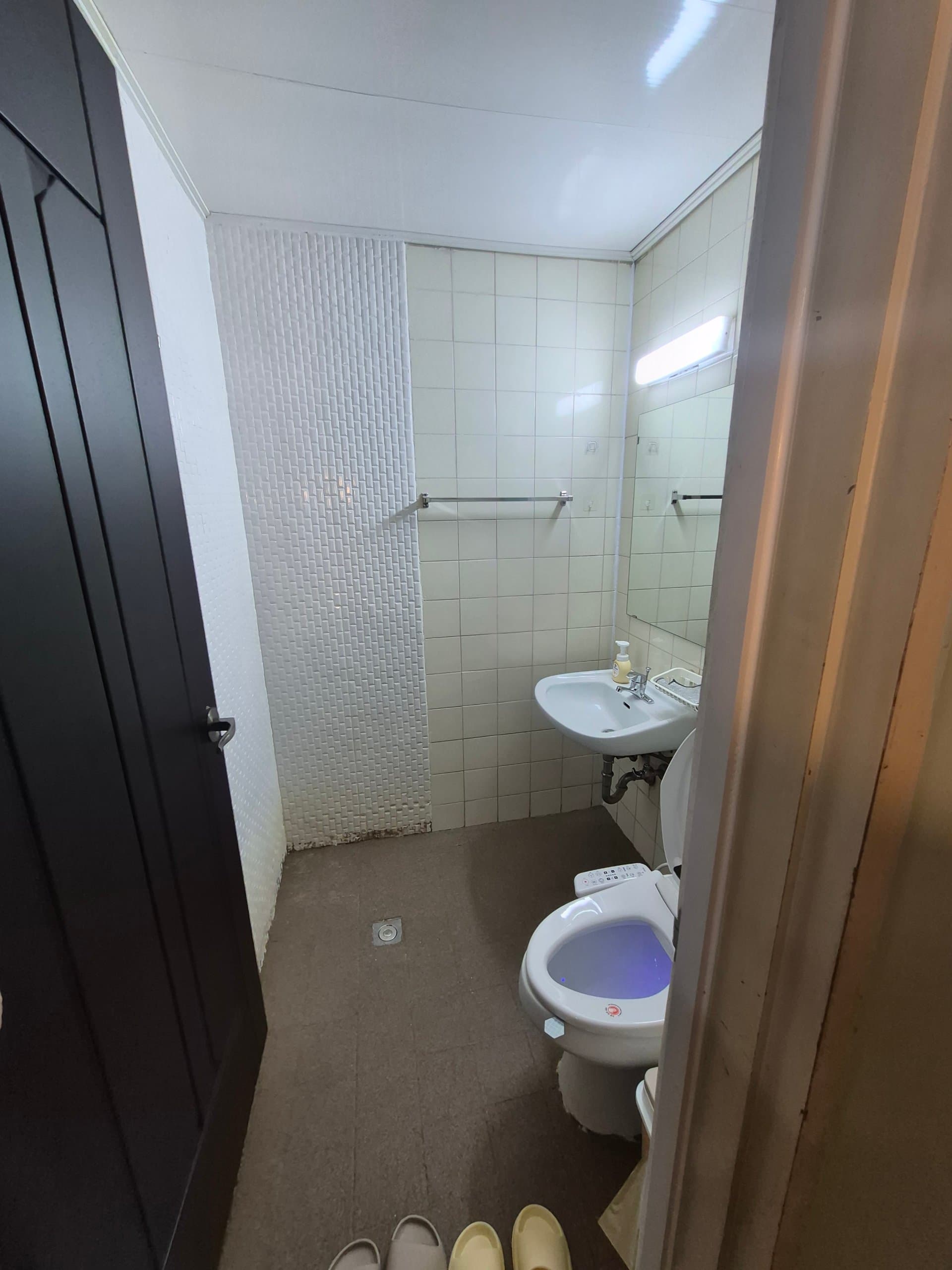 Room 716 โ photo 6 of 6