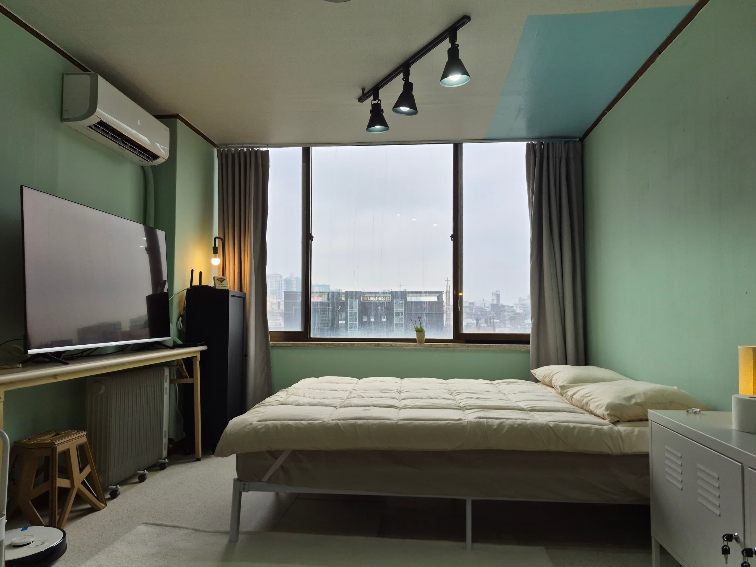 Room 716 โ photo 1 of 6