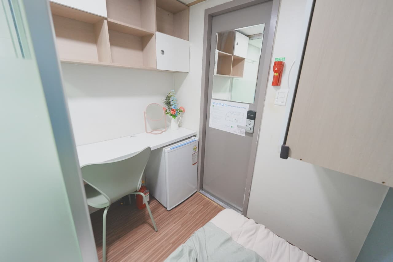 Private Room with Window (Deposit 100,000 KRW) — photo 1 of 3