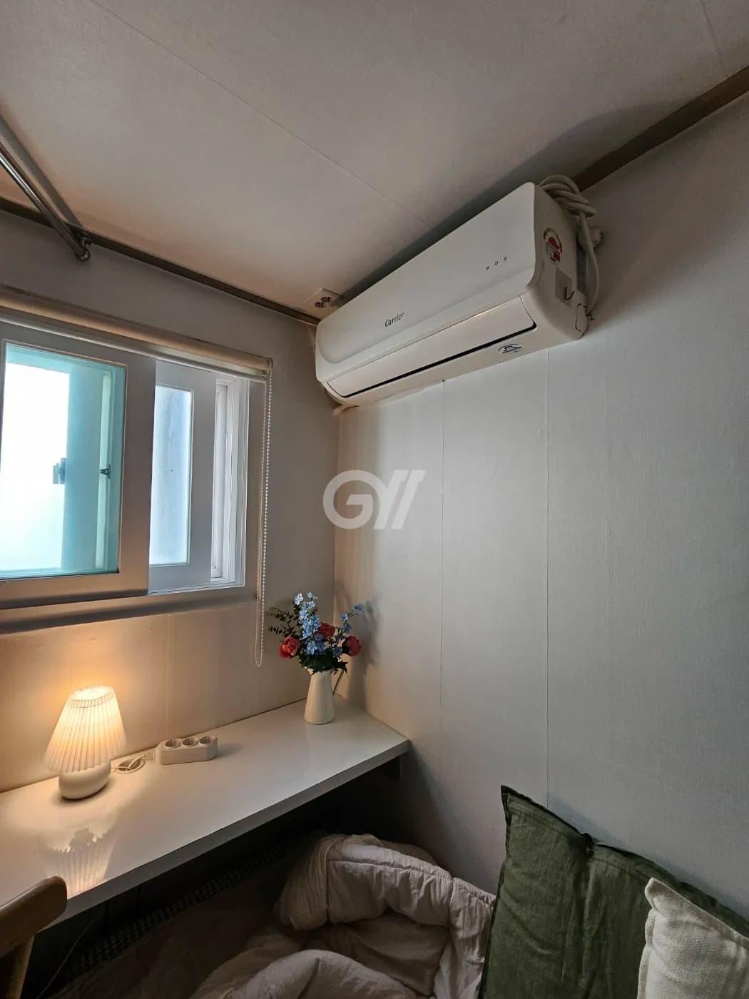 Studio with Exterior Window (Deposit 100,000 Won) — photo 1 of 2