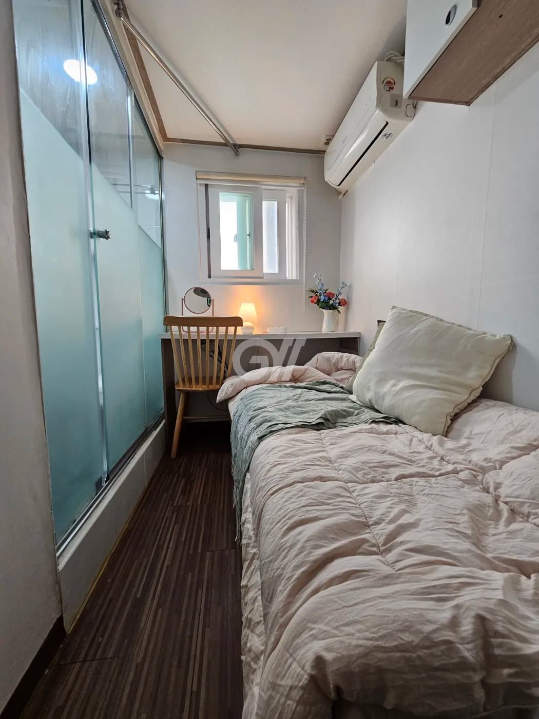 Studio with Exterior Window (Deposit 100,000 Won) — photo 2 of 2