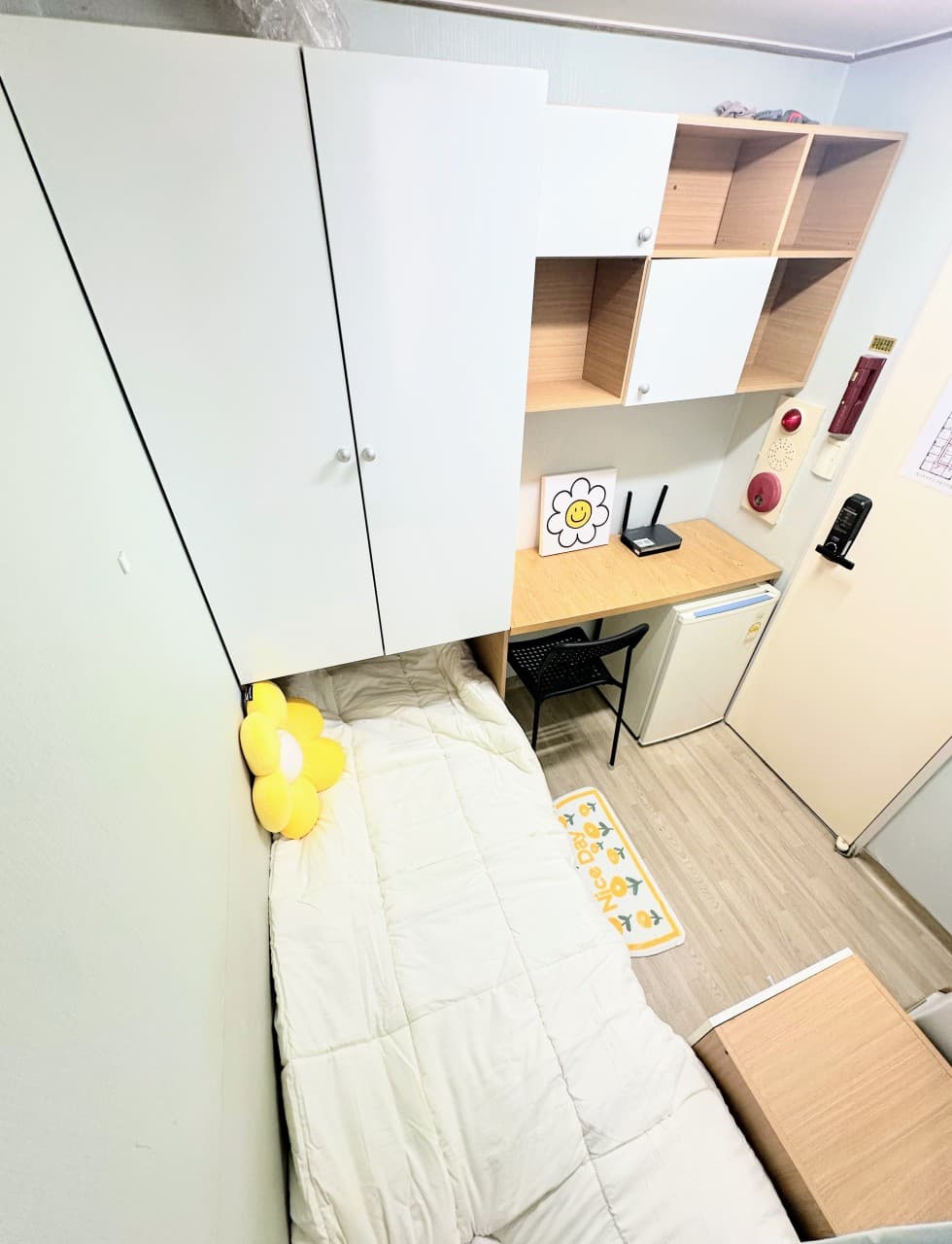 Mini Room with Exterior Window (Deposit 100,000 KRW) — photo 2 of 5