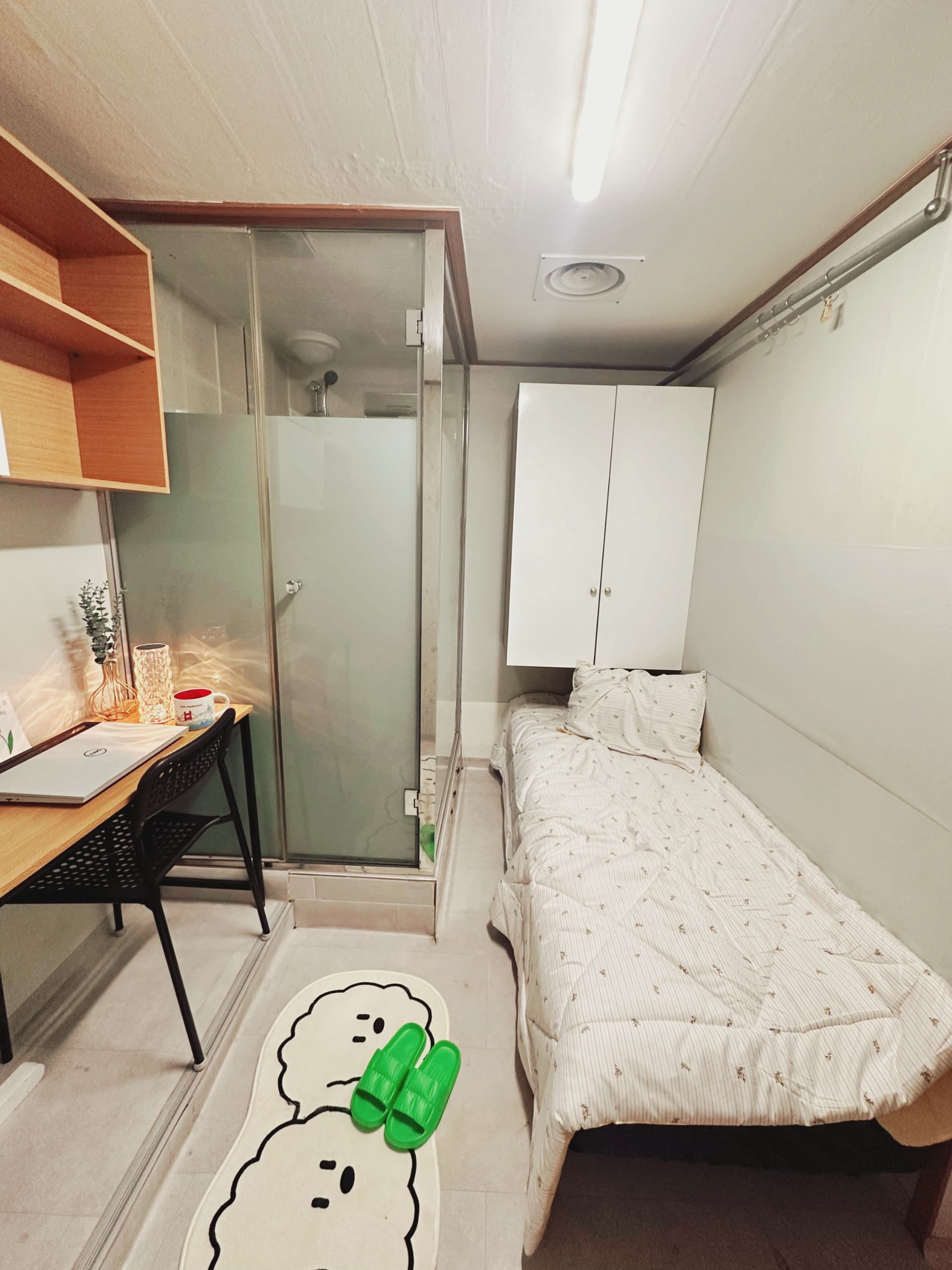 Studio with Interior Window (Deposit 100,000 KRW) — photo 1 of 3