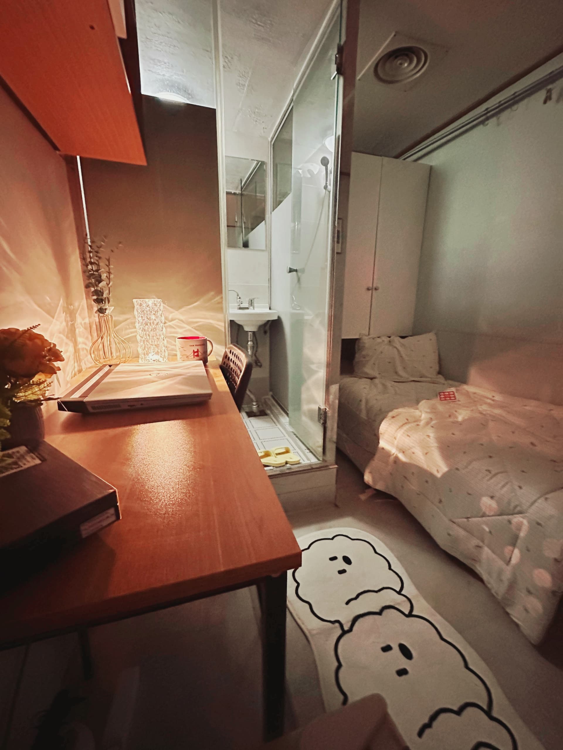 Studio with Interior Window (Deposit 100,000 KRW) — photo 2 of 3