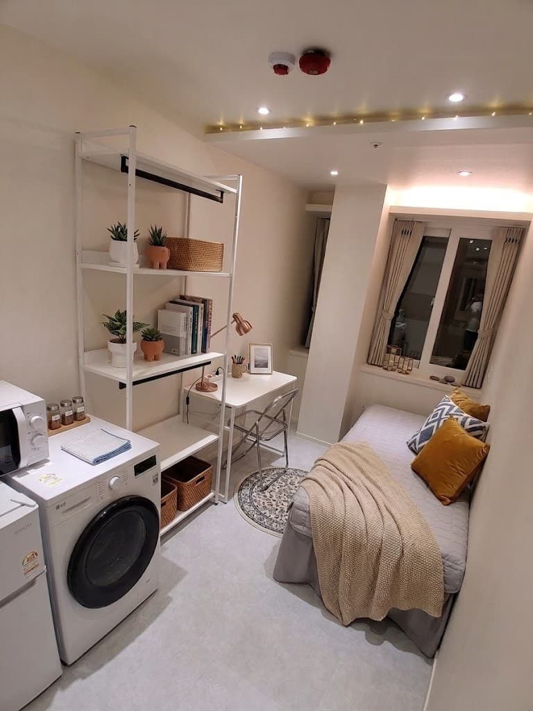Deluxe Studio Basic (Large Window/Washer-Dryer) -- Deposit 300,000 KRW — photo 1 of 16