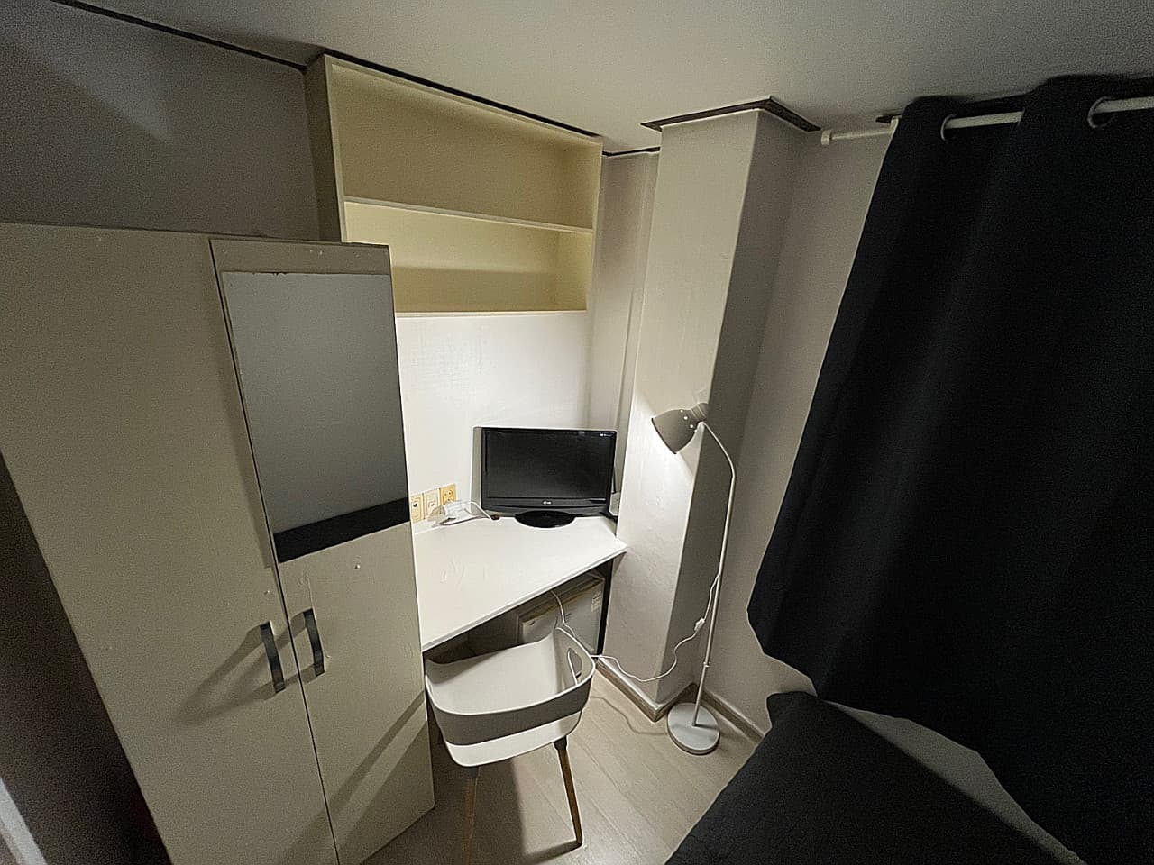 Exterior Window Room (Mini Room) - Deposit 30,000 Won — photo 1 of 3