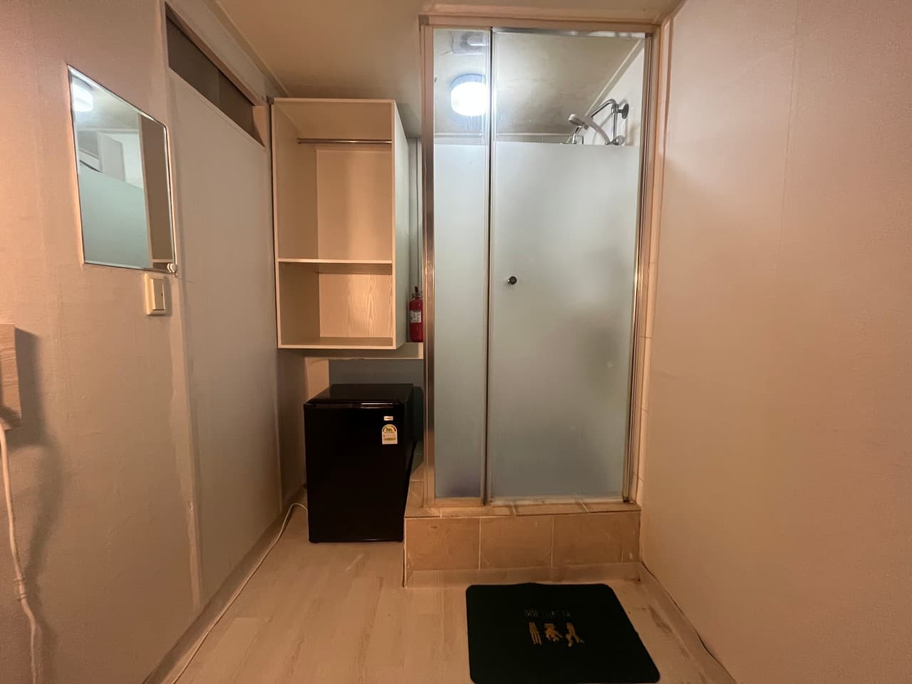 Shower Room with Inner Window (Deposit 30,000 KRW) — photo 2 of 3