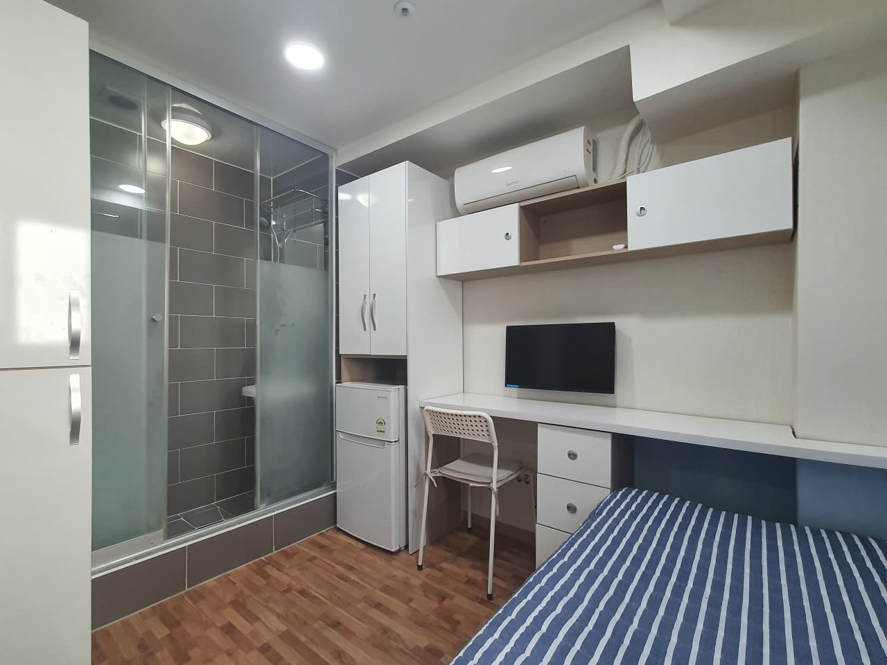 Room B — photo 2 of 3
