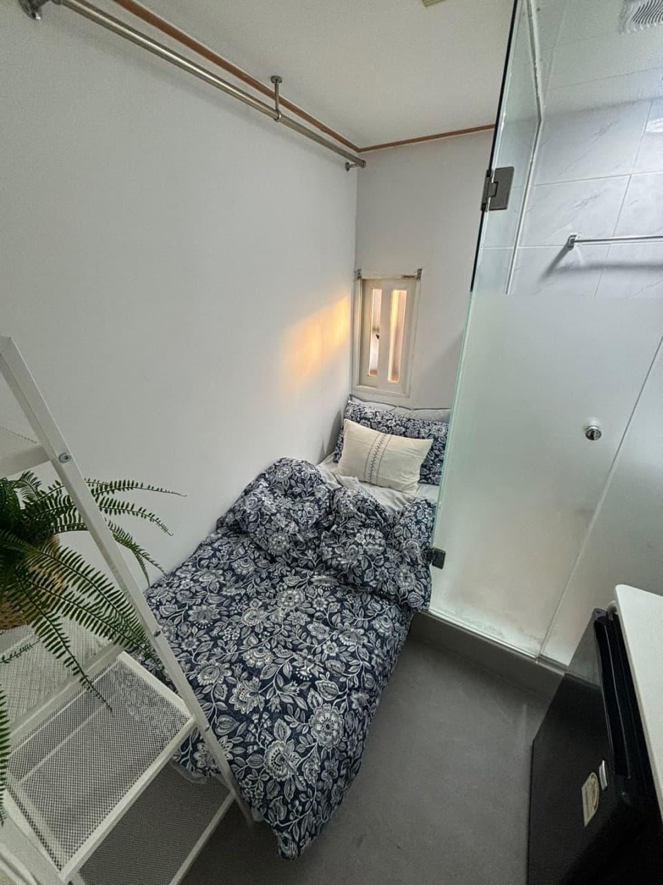 Exterior Window Room 504 Shower Room (Deposit 50,000 KRW) — photo 1 of 3