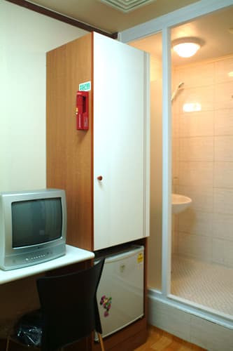 Interior Window Shower Room / Exterior Window Small Shower Room — photo 1 of 12