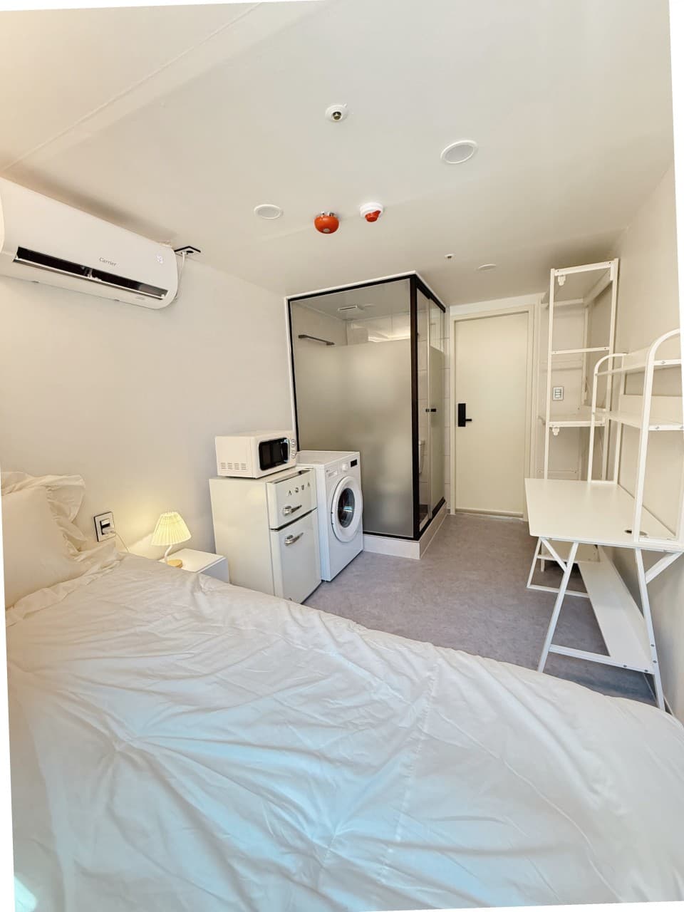 Deluxe Exterior Window Room (Deposit 300,000 won) β photo 1 of 5