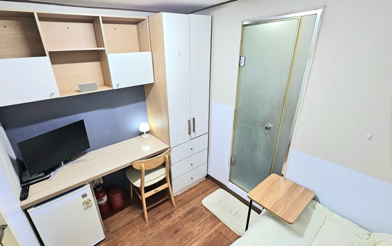 Studio Type (Deposit 100,000 won / Monthly Rent 430,000–550,000 won) — photo 1 of 20
