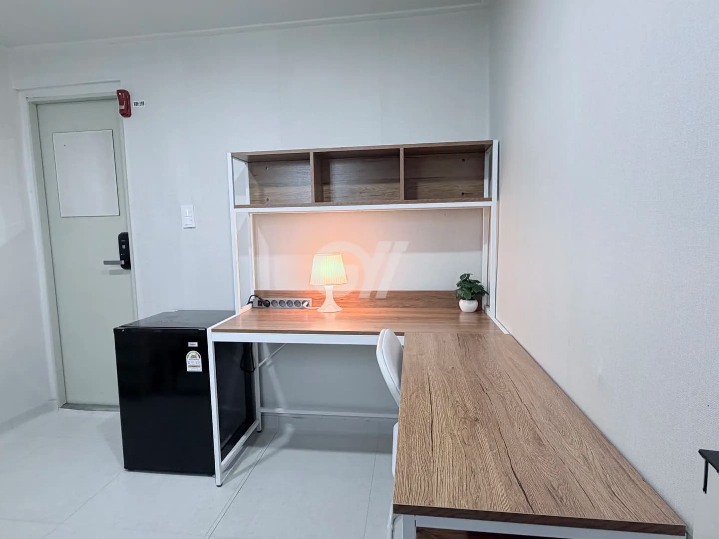 Premium Mini Room (External Window) - Deposit 100,000 Won — photo 1 of 4