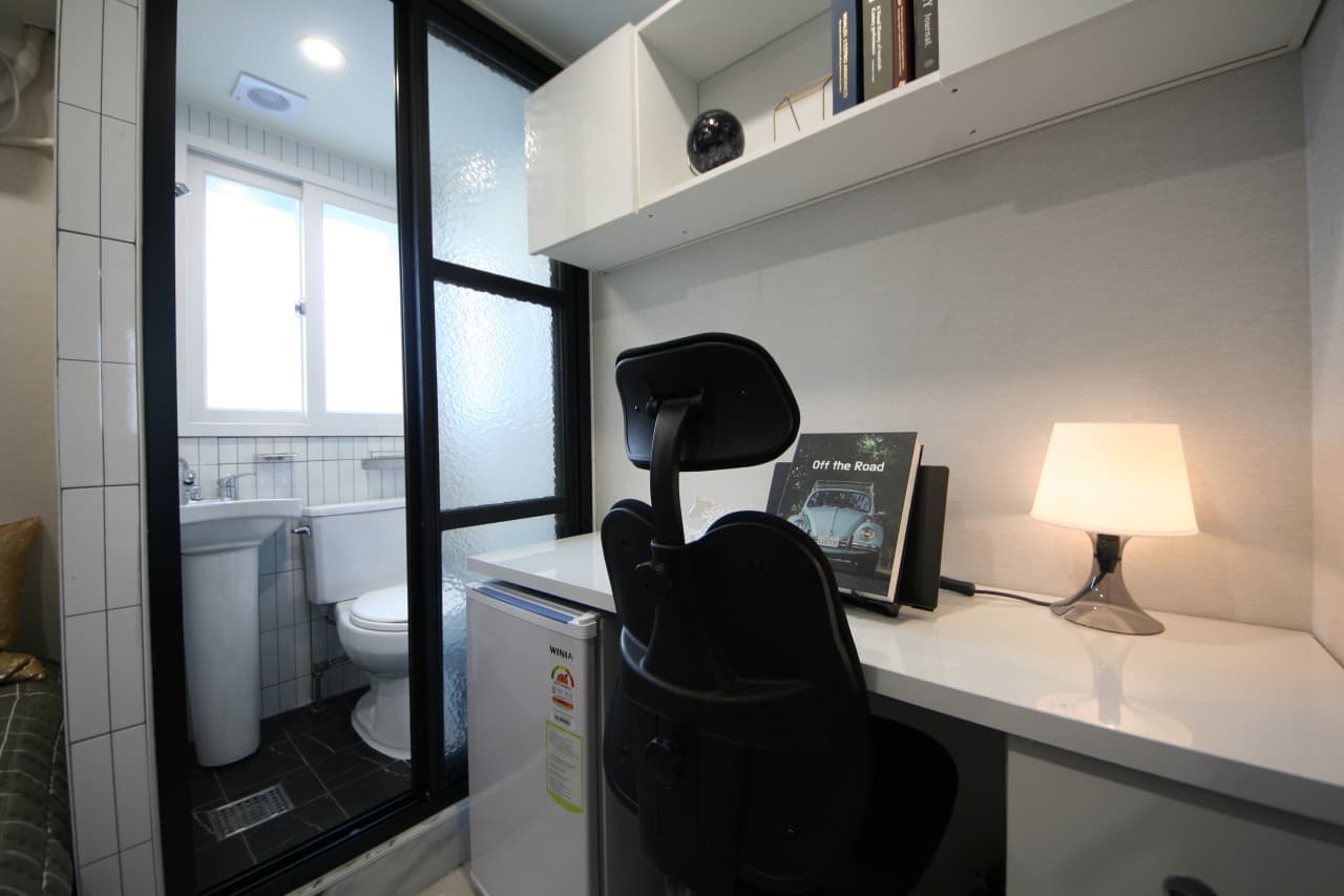 Fully Furnished (Inside Window) -- Deposit 100,000 KRW — photo 1 of 3