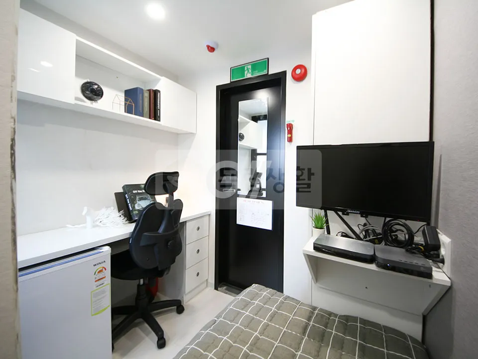 Fully Furnished (Inside Window) -- Deposit 100,000 KRW — photo 3 of 3