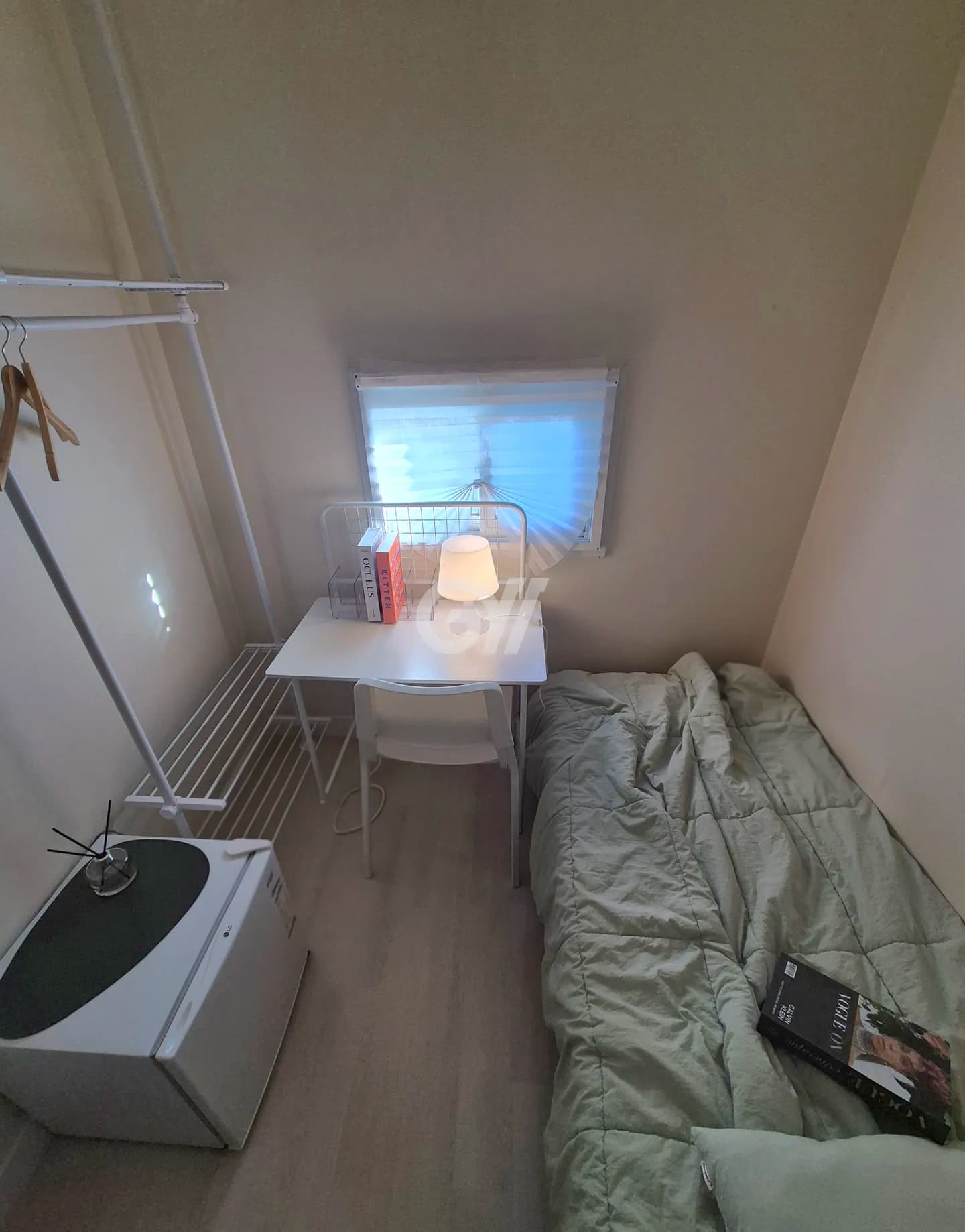 Standard Wide Exterior Window (Deposit 100,000 KRW) — photo 2 of 8