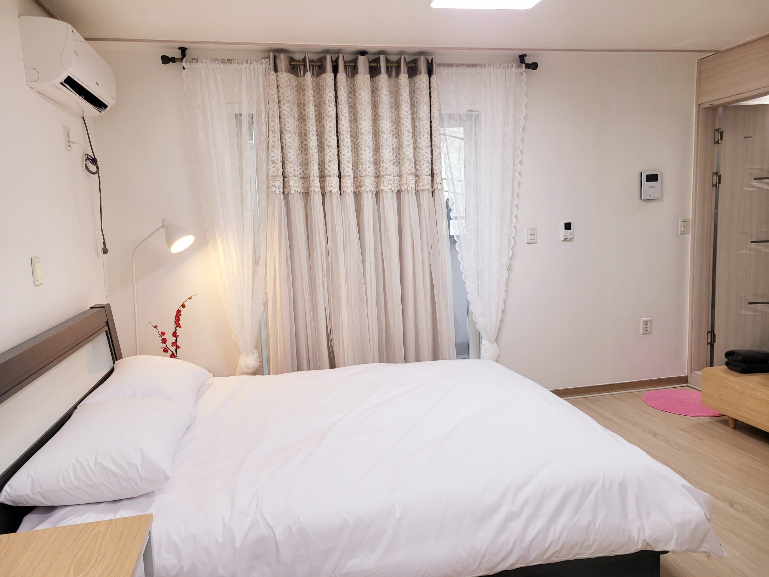 Within 10 minutes of Hongdae, Yeonnam-dong, and Yeonhui-dong