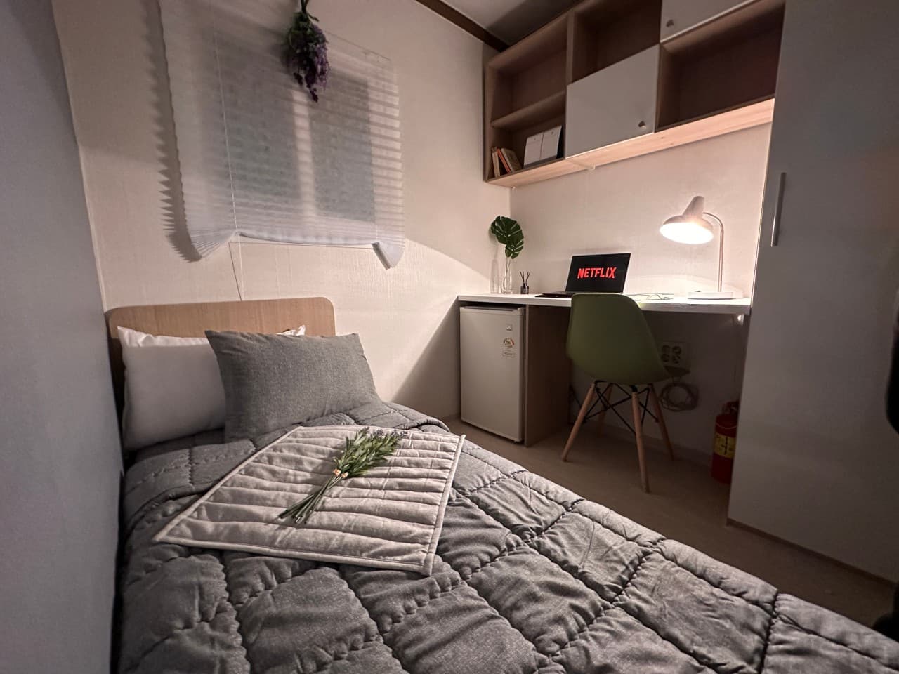 Interior Window Deluxe Room (Deposit 200,000 KRW) — photo 1 of 2