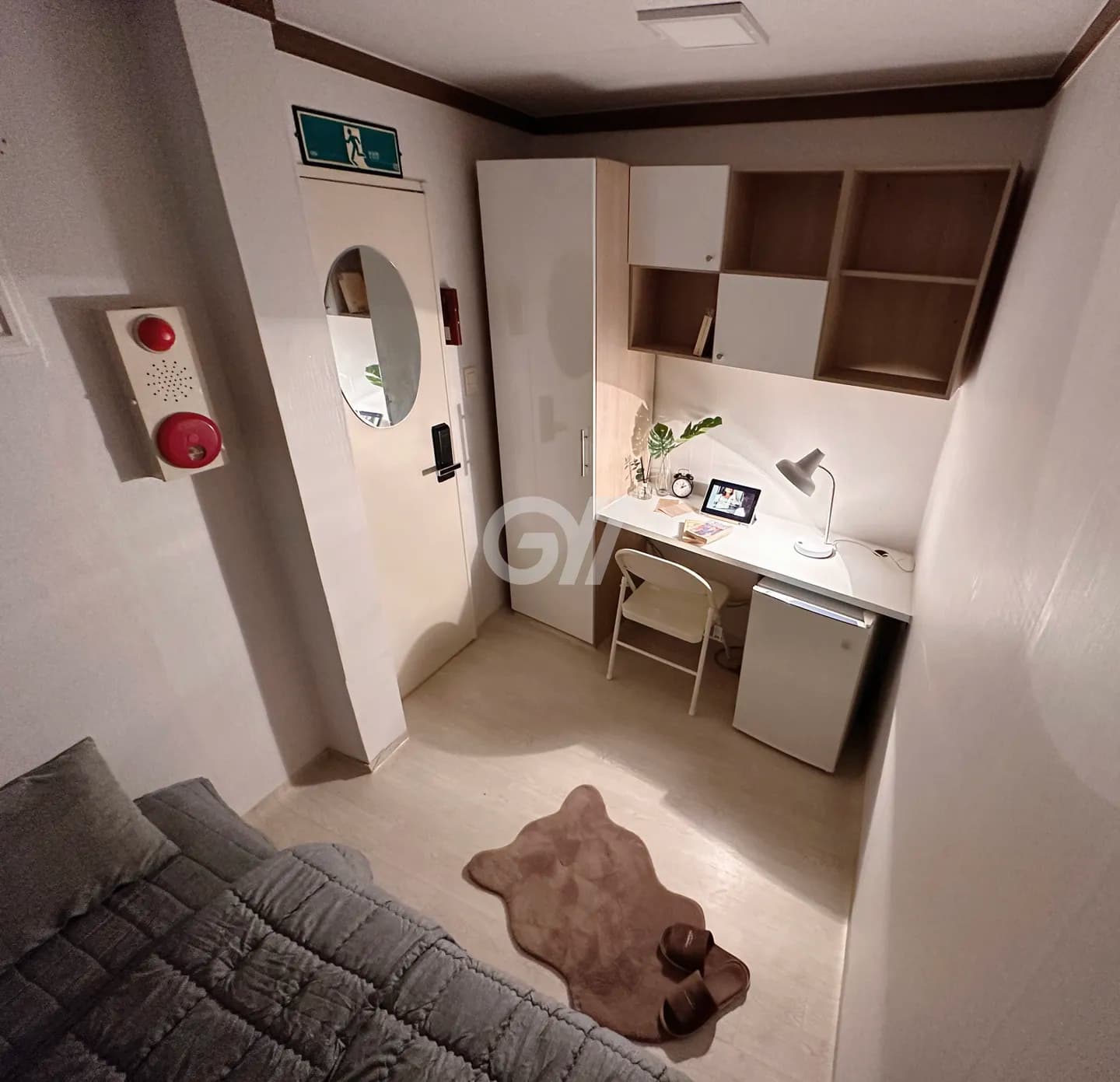 Exterior Window Premium Room (Deposit 200,000 KRW) — photo 2 of 3
