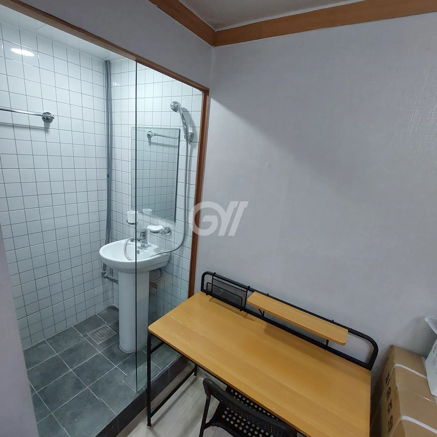 Shower Room (Inner Window) - Deposit 100,000 KRW — photo 2 of 2