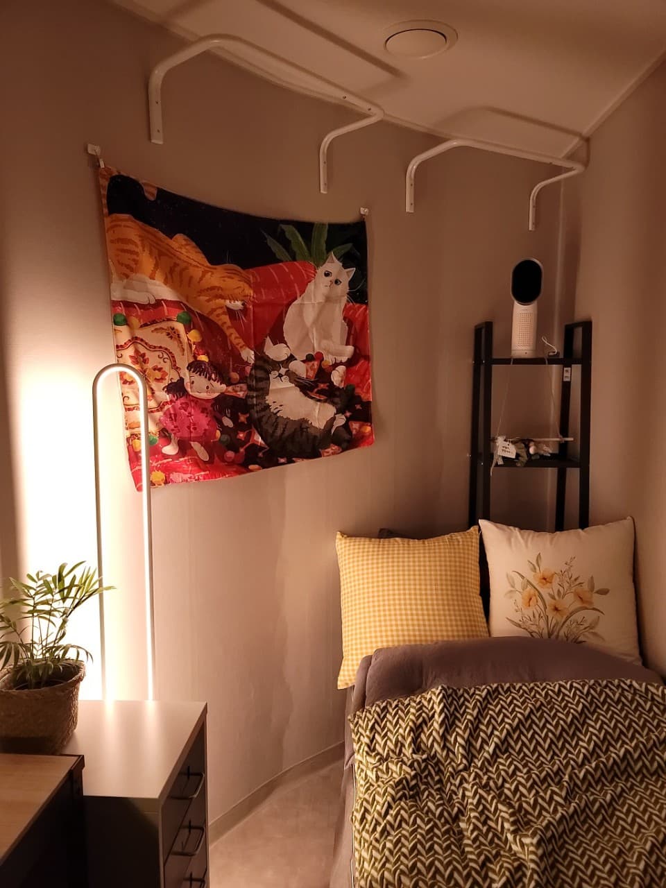 Interior Window Mini Room (Deposit 100,000 KRW) — photo 1 of 3