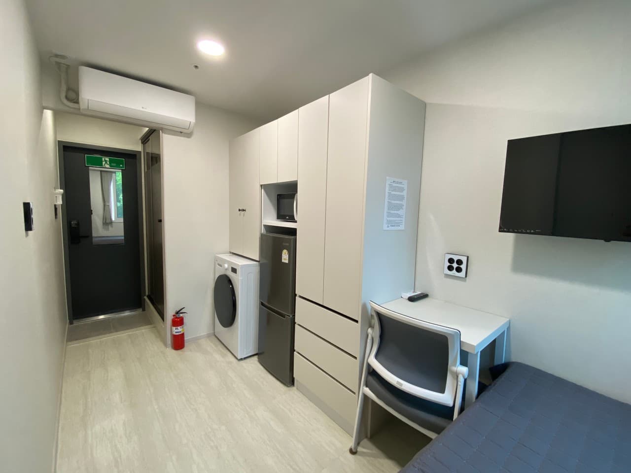 Deluxe Room (Deposit 300,000 KRW) — photo 1 of 25