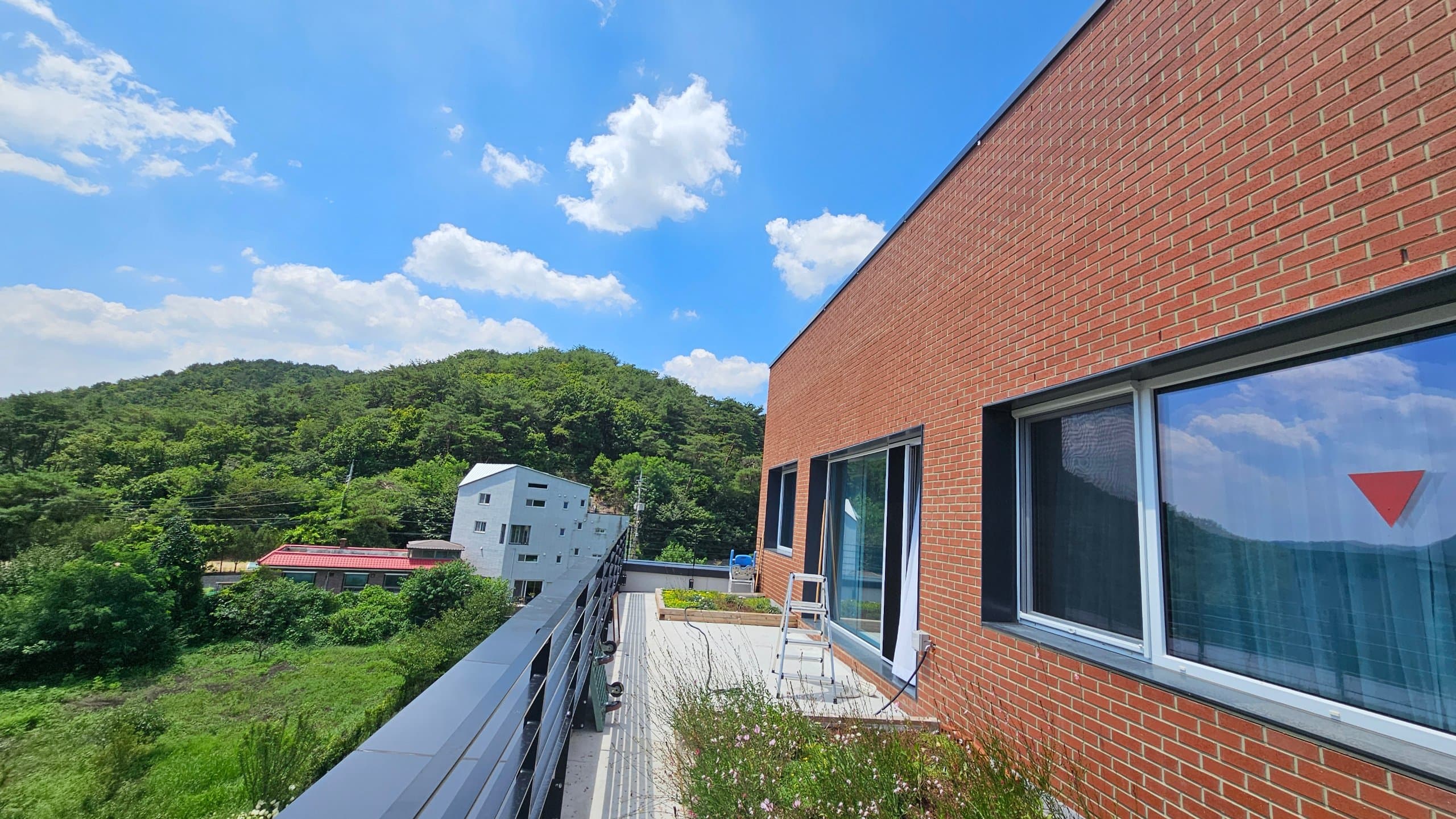 북한산 조망+ 노고산 앞의 신축 단독주택 — photo 1 of 9