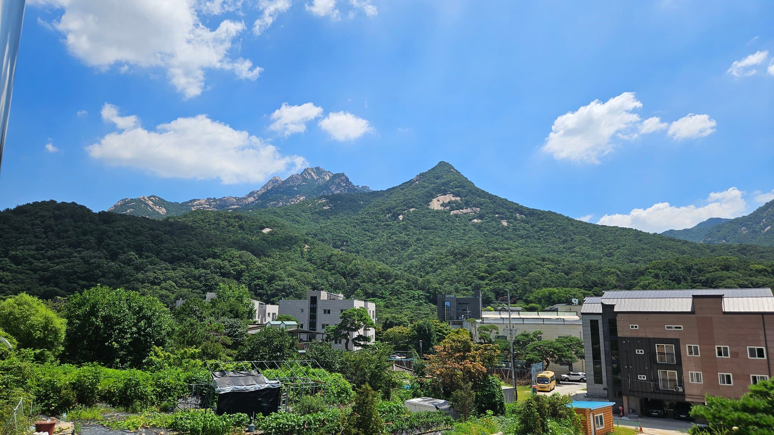 북한산 조망+ 노고산 앞의 신축 단독주택 — photo 2 of 9