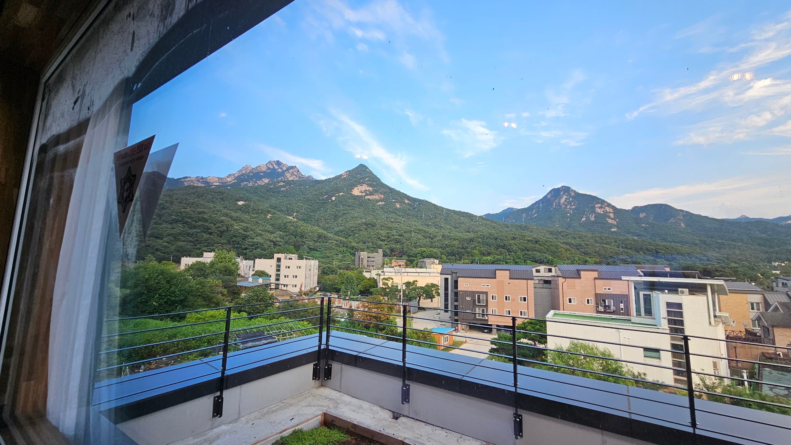 북한산 조망+ 노고산 앞의 신축 단독주택 — photo 9 of 9