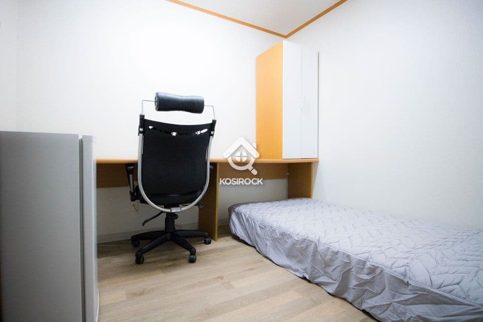 Mini Room / Studio - Monthly Rent 330,000–420,000 KRW — photo 1 of 3