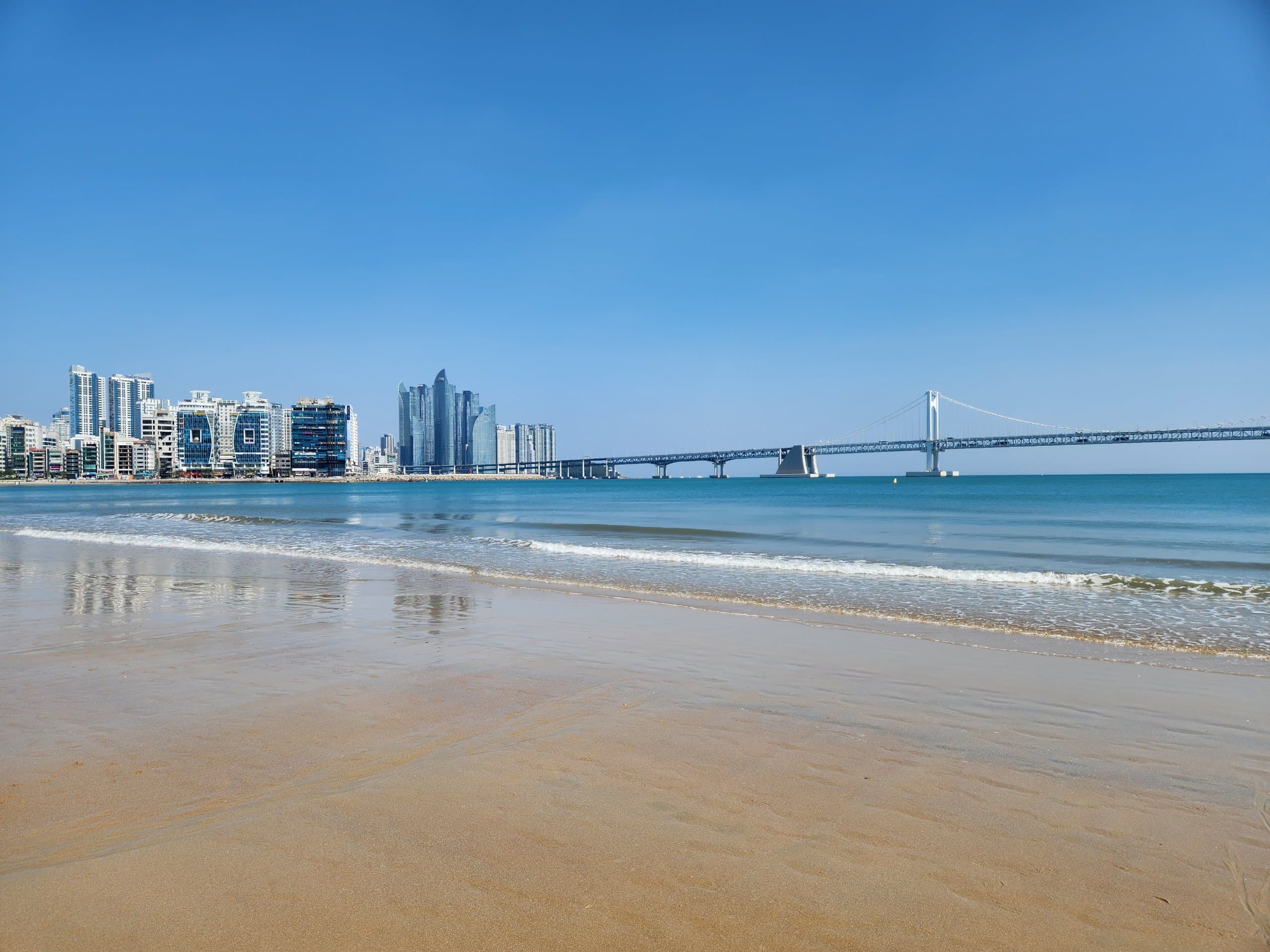 광안리 해변과 광안대교 뷰 — photo 4 of 4