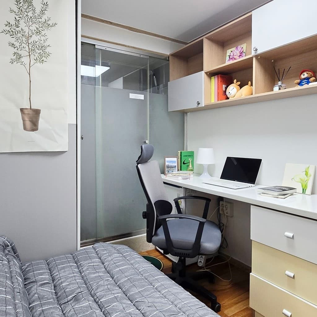 Premium Studio (Deposit 100,000 KRW) — photo 1 of 11