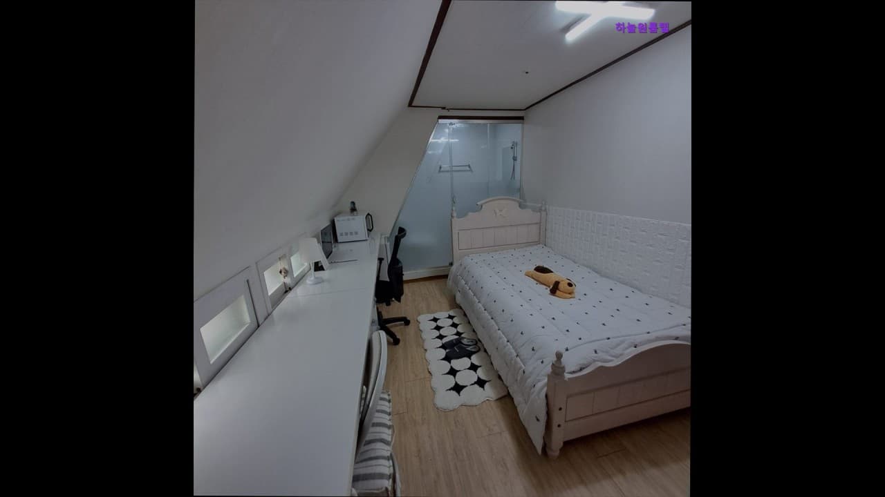 Large Room - Studio Type — photo 2 of 4