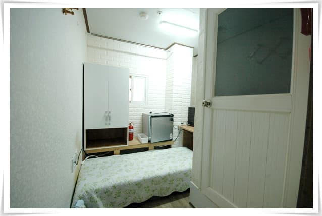 One-Roomtel (200,000~500,000 KRW) — photo 1 of 4