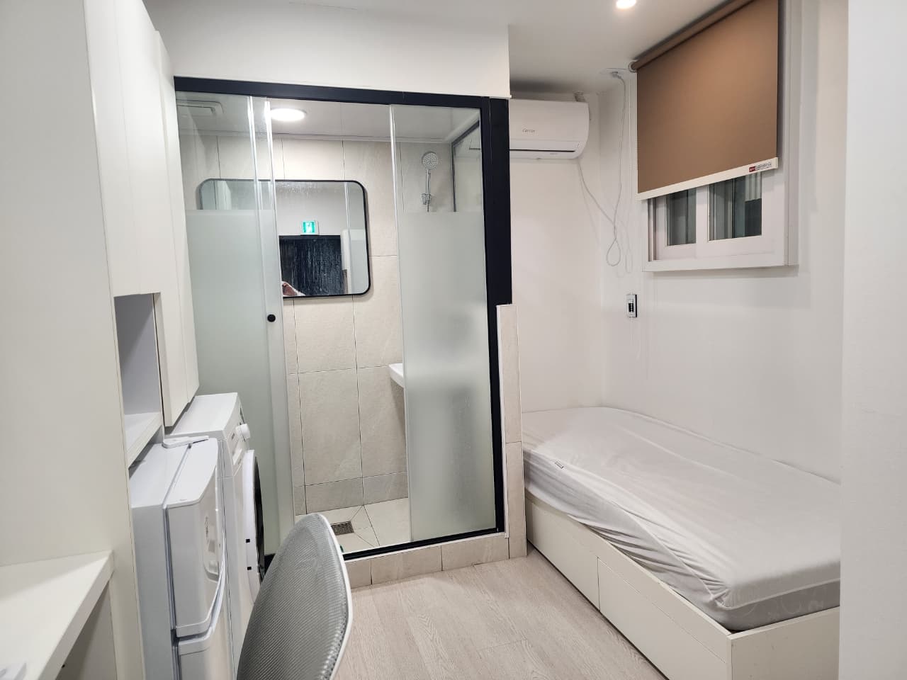 Room with Window to the Inside — photo 1 of 5