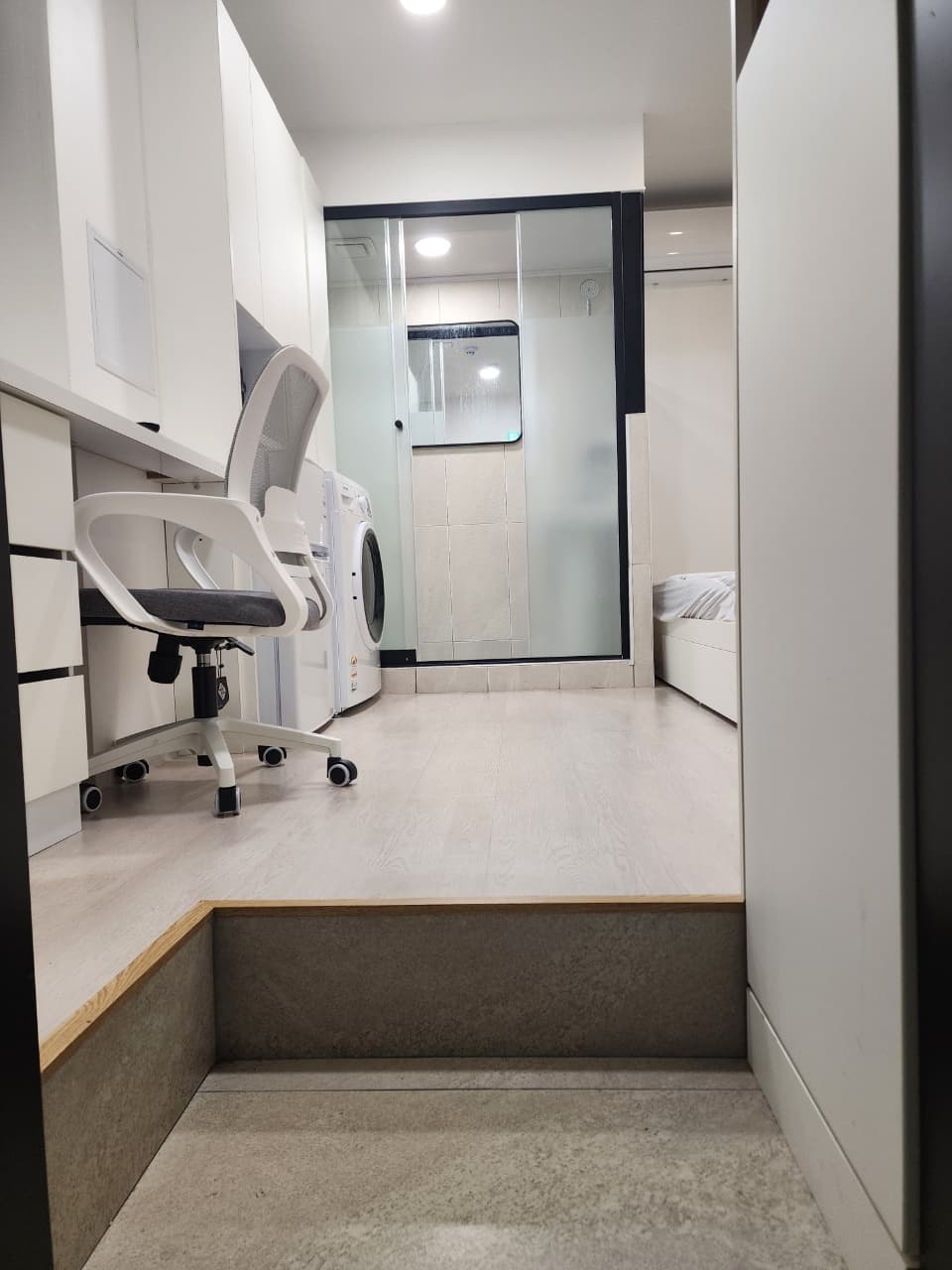 Room with Window to the Inside — photo 2 of 5