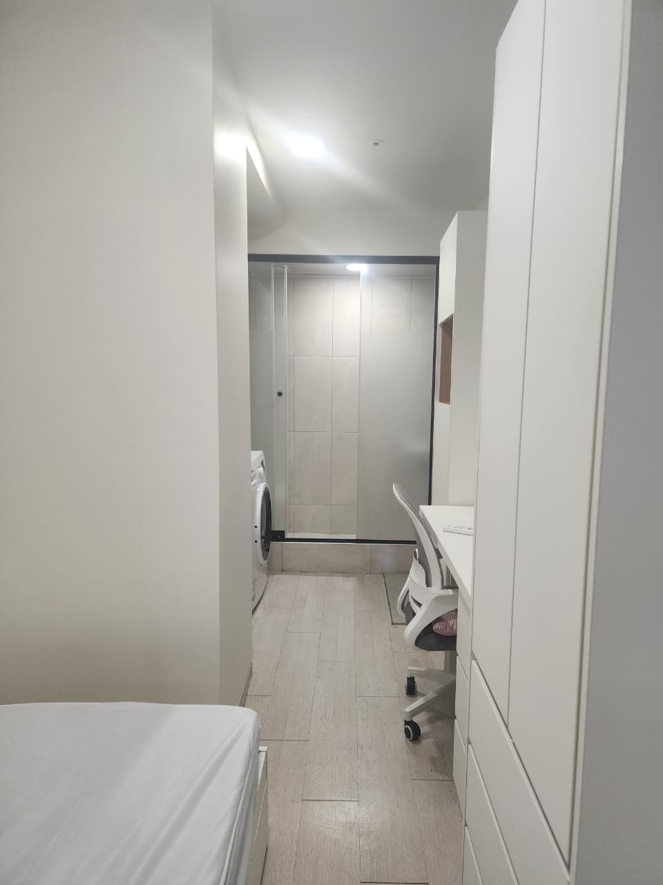 Room with Window to the Outside 75 — photo 2 of 2