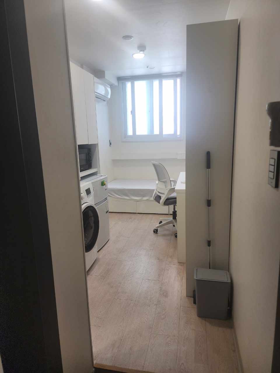 Room with Window to the Outside 85 — photo 1 of 3